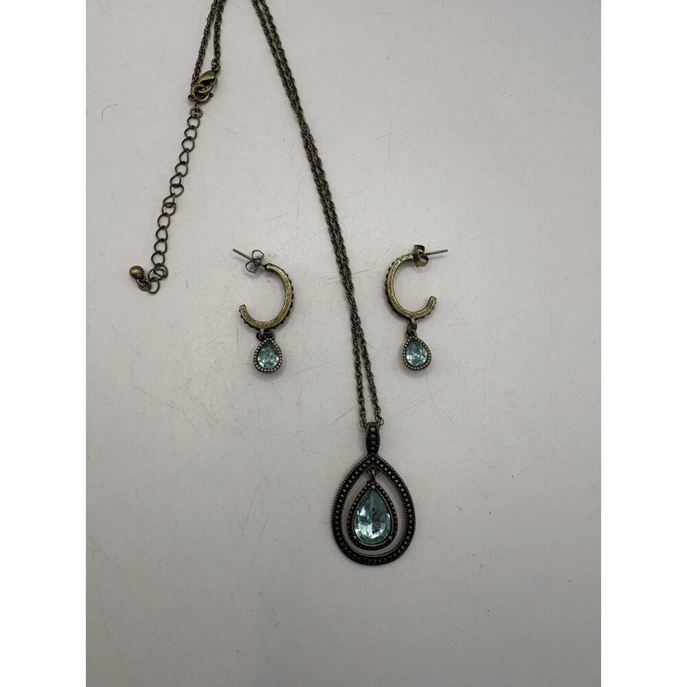 Vintage Avon Blissful Blues  Teardrop Necklace & Earrings Set